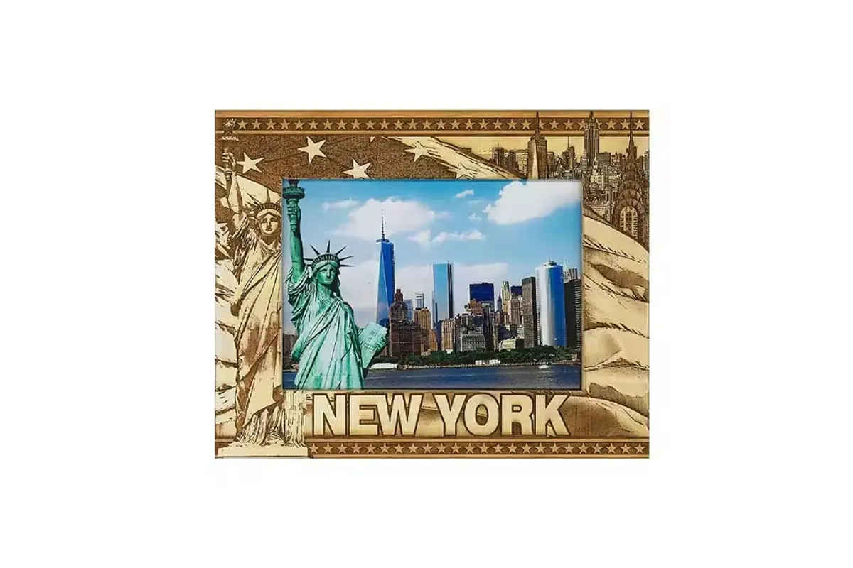 A New York souvenir magnet with a framed city image